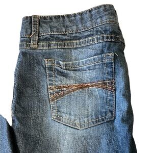 RUE 21 Juniors mid rise ripped jeans. Size 5/6 short.